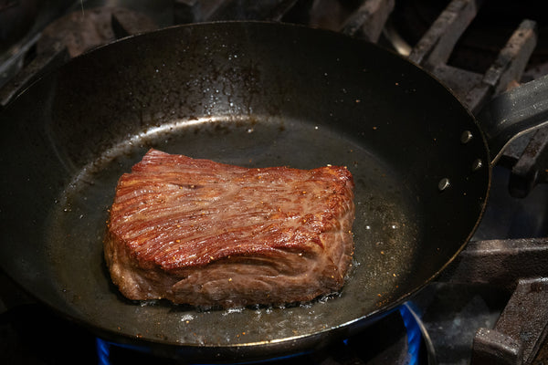 熊本県菊池「山瀬牧場」山瀬牛（A5・BMS12）イチボの①ていねいに調理されたローストビーフ／②自分の好みで調理するブロック肉