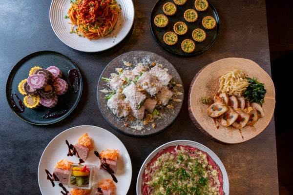 春の甘い誘惑。ハッピースイーツボックスがお得！/デリバリーやケータリングもおまかせ下さい！/中の人のつぶやき　「もう、おせちがもう始まる…」